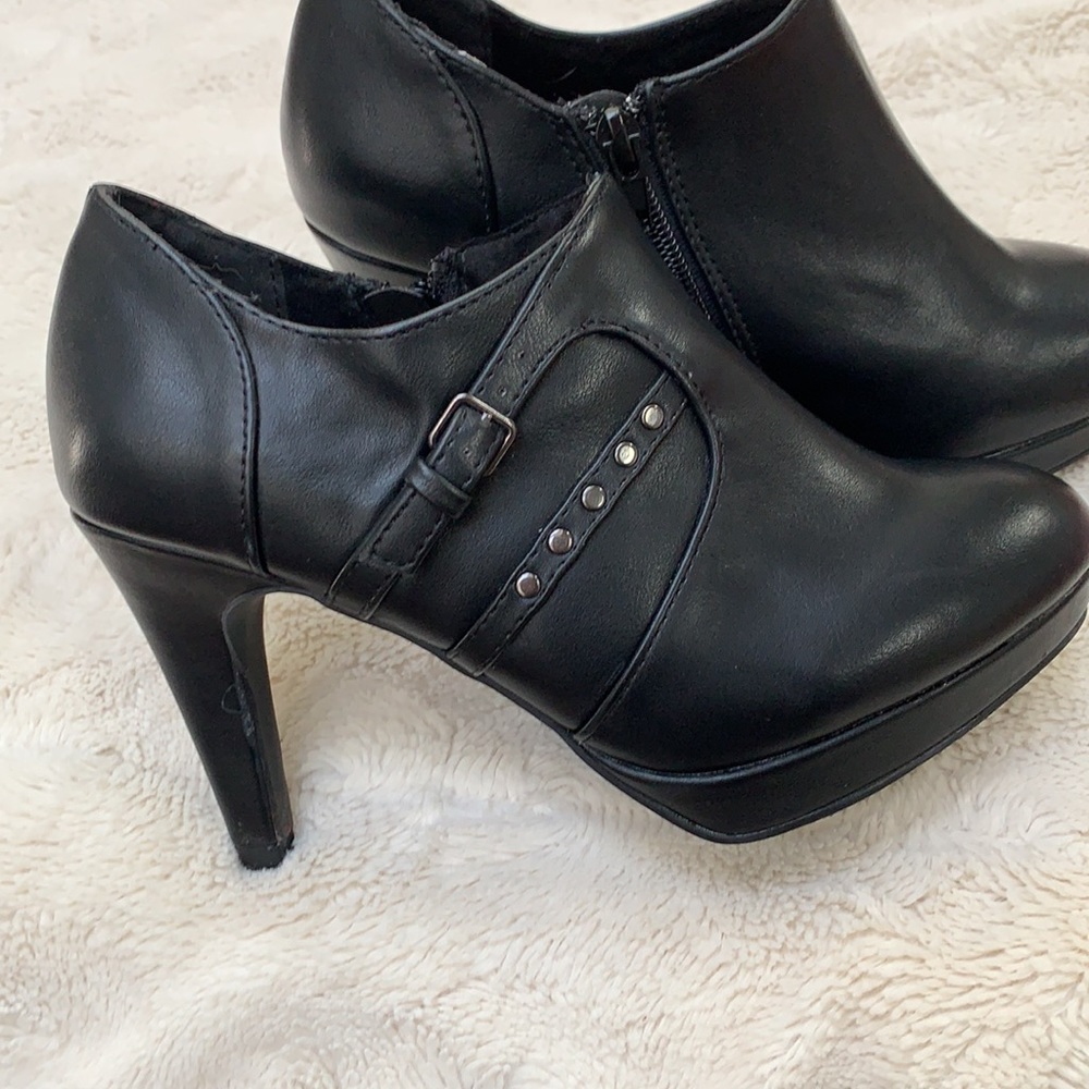 XOXO Black Low Ankle Booties EUC! 6.5M